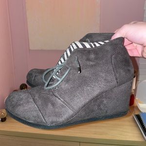 Gray Hot Tomato Wedges Size US 7.5